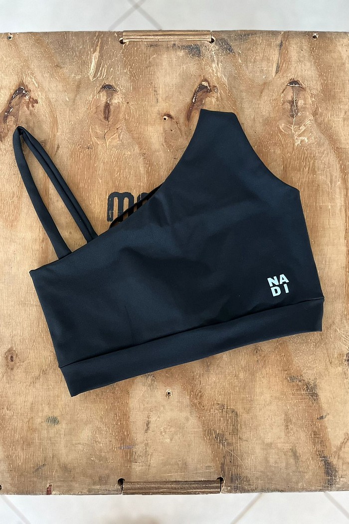 top basic assimetrico preto