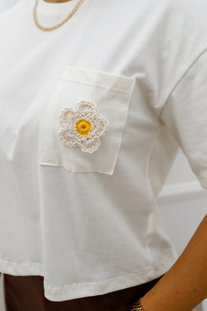 CROPPED OVER  _  APLICAÇÃO FLOR [HAND MADE]