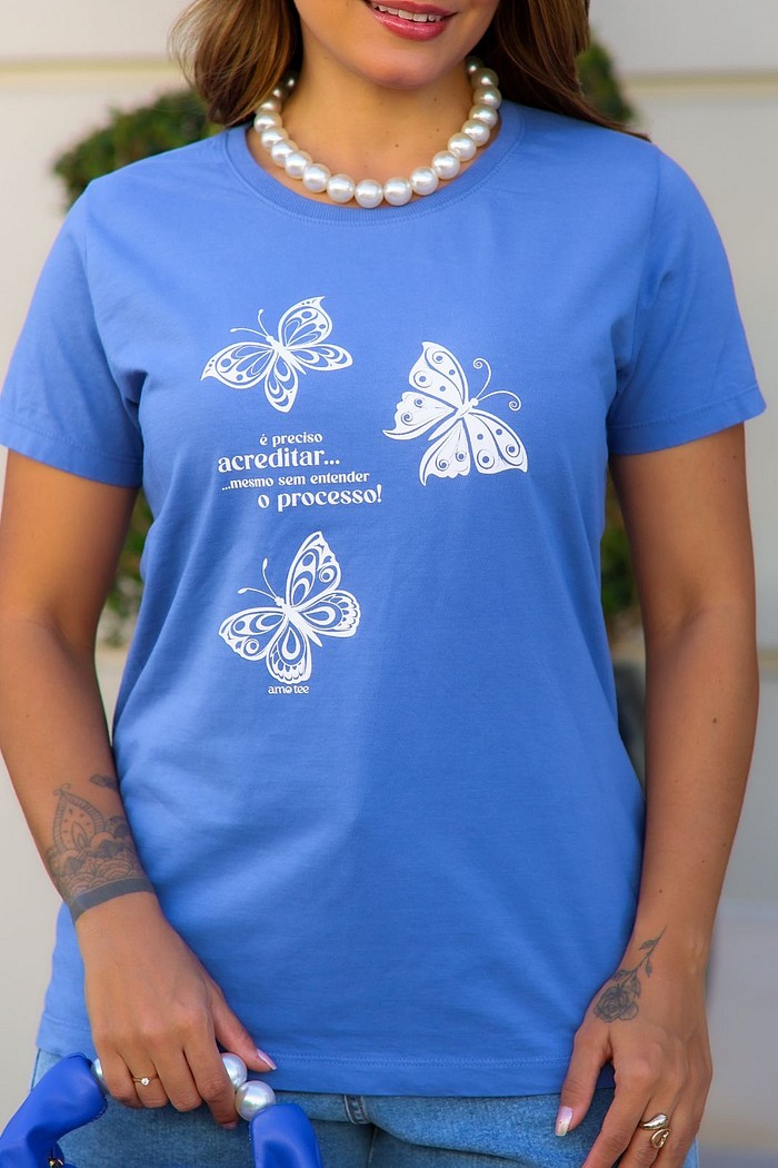 TEE PLUS SIZE  _  É PRECISO ACREDITAR [BORBOLETA]  _  AZUL MARINE