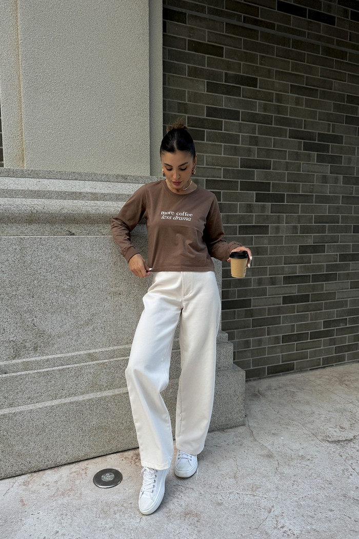 CROPPED MANGA LONGA  _  MORE COFFEE LESS DRAMA  _  MARROM