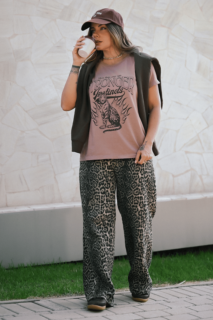 T- SHIRT _  STRONGER [LEOPARD] _   MARROM