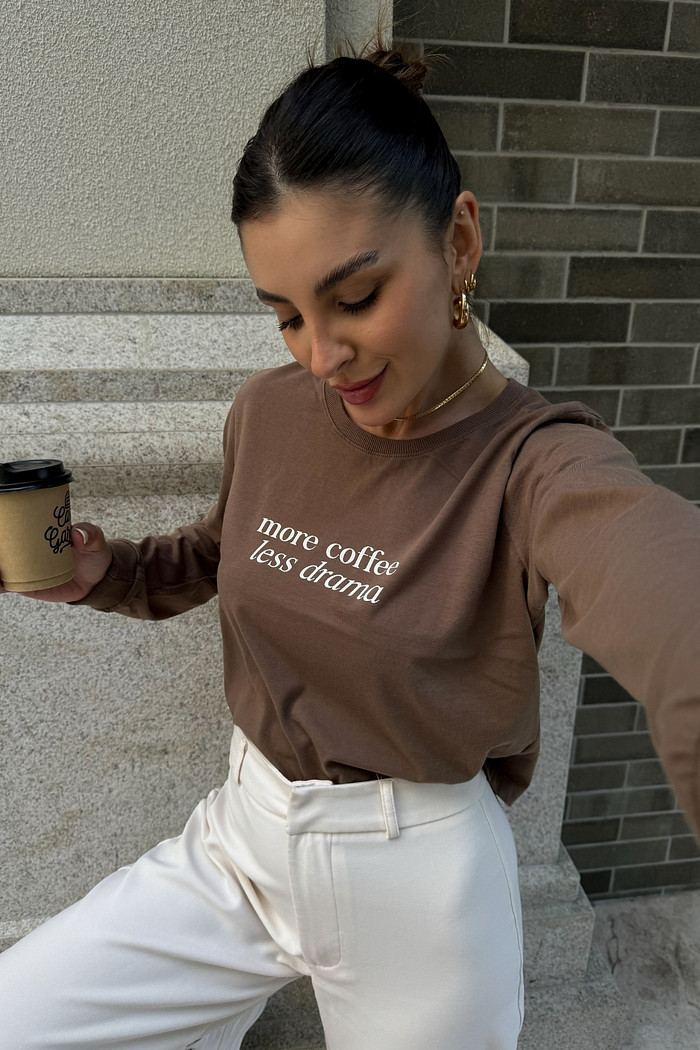 CROPPED MANGA LONGA  _  MORE COFFEE LESS DRAMA  _  MARROM