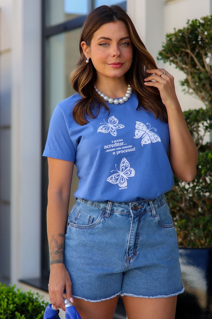 TEE PLUS SIZE  _  É PRECISO ACREDITAR [BORBOLETA]  _  AZUL MARINE