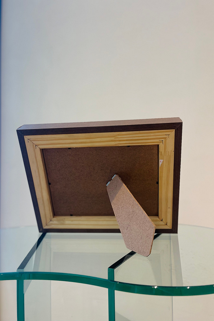 MOLDURA AMADEIRADA MARROM - COM SUPORTE DE APOIO | 28,5cm X 22,5cm | VIDRO 2MM INCLUSO