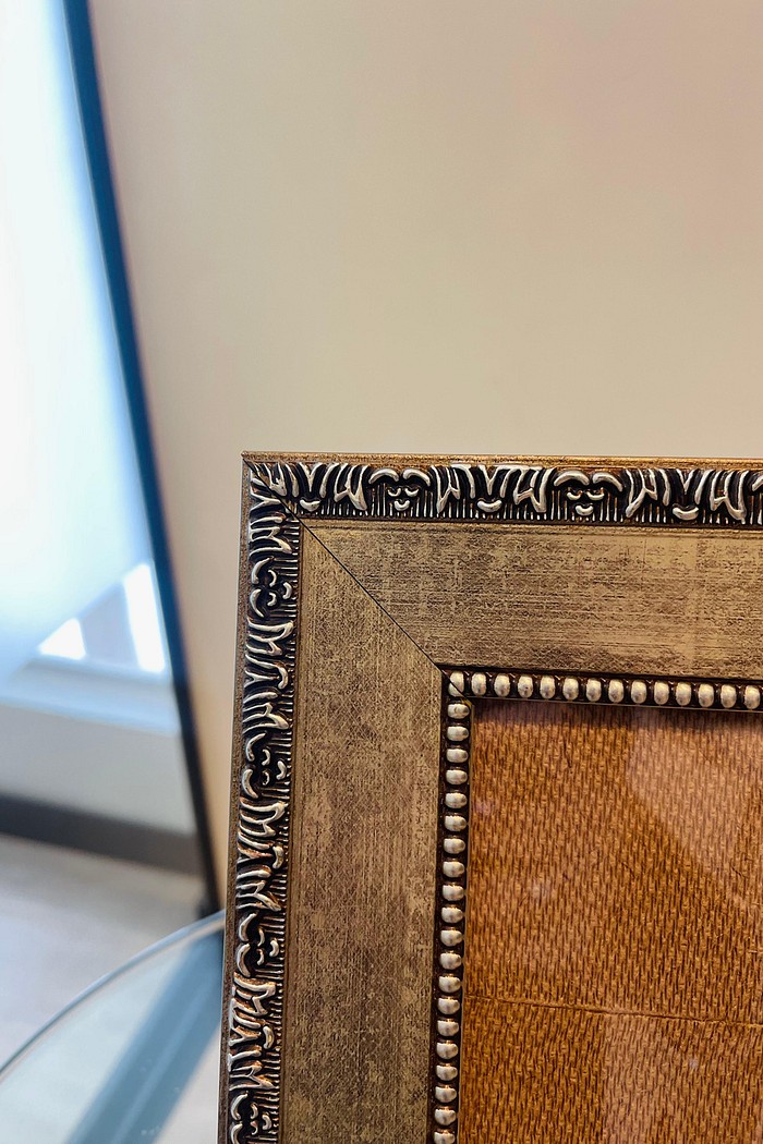 MOLDURA CHAMPAGNE ENVELHECIDO - COM SUPORTE DE APOIO | 29,5cm X 23,5cm | COM DETALHES ORNAMENTADOS - VIDRO 2MM INCLUSO