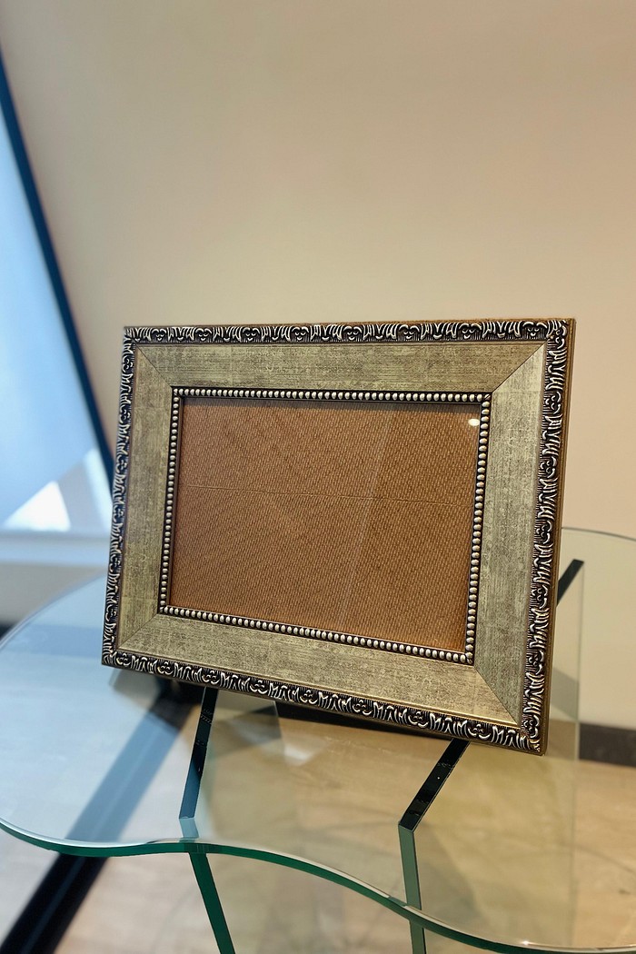 MOLDURA CHAMPAGNE ENVELHECIDO - COM SUPORTE DE APOIO | 29,5cm X 23,5cm | COM DETALHES ORNAMENTADOS - VIDRO 2MM INCLUSO