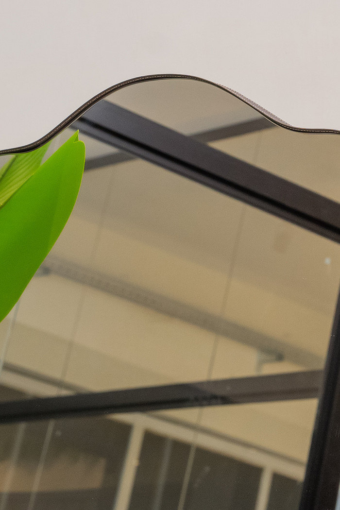 ESPELHO ORGÂNICO NEW YORK | 170X70CM |  COM APOIO RECLINÁVEL - MOLDURA EM TECIDO SINTÉTICO PRETO