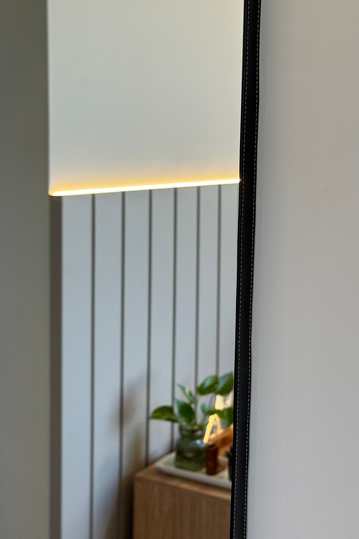 ESPELHO OVAL LUMI | 1550mmX 700mm | COM SUPORTE MÃO AMIGA - MOLDURA EM TECIDO SINTÉTICO PRETO