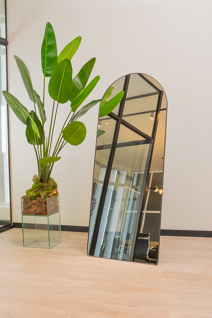 ESPELHO PARIS | 170X70CM|  COM APOIO RECLINAVEL - ESPELHO OVAL BASE RETA - MOLDURA EM TECIDO SINTÉTICO PRETO