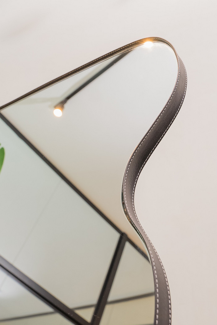 ESPELHO RIO | 170X70CM | COM APOIO RECLINAVEL - MOLDURA EM TECIDO SINTÉTICO PRETO