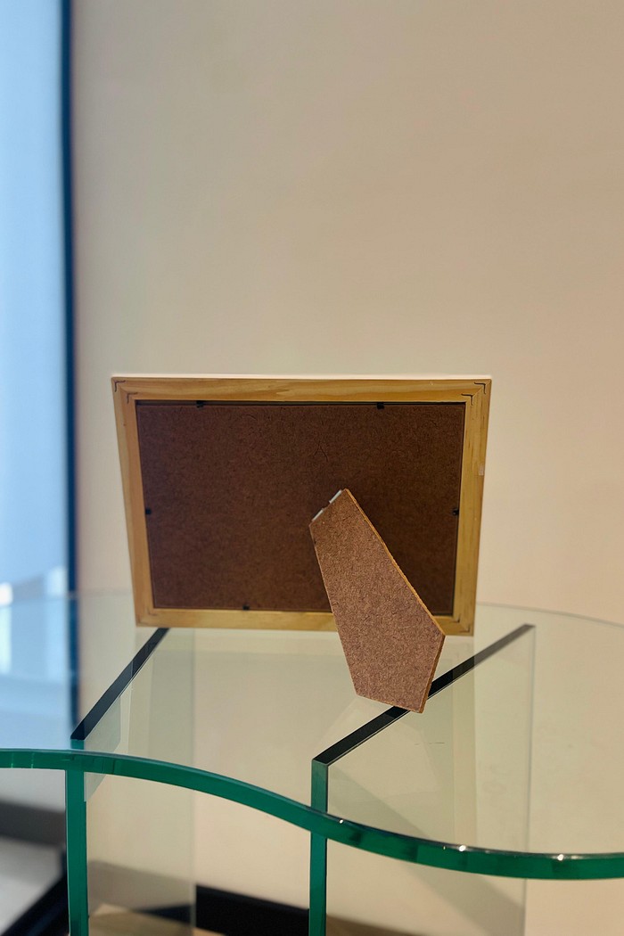 MOLDURA BRANCA COM DETALHE DOURADO - COM SUPORTE DE APOIO | 24,5cm X 18,5cm | VIDRO 2MM INCLUSO