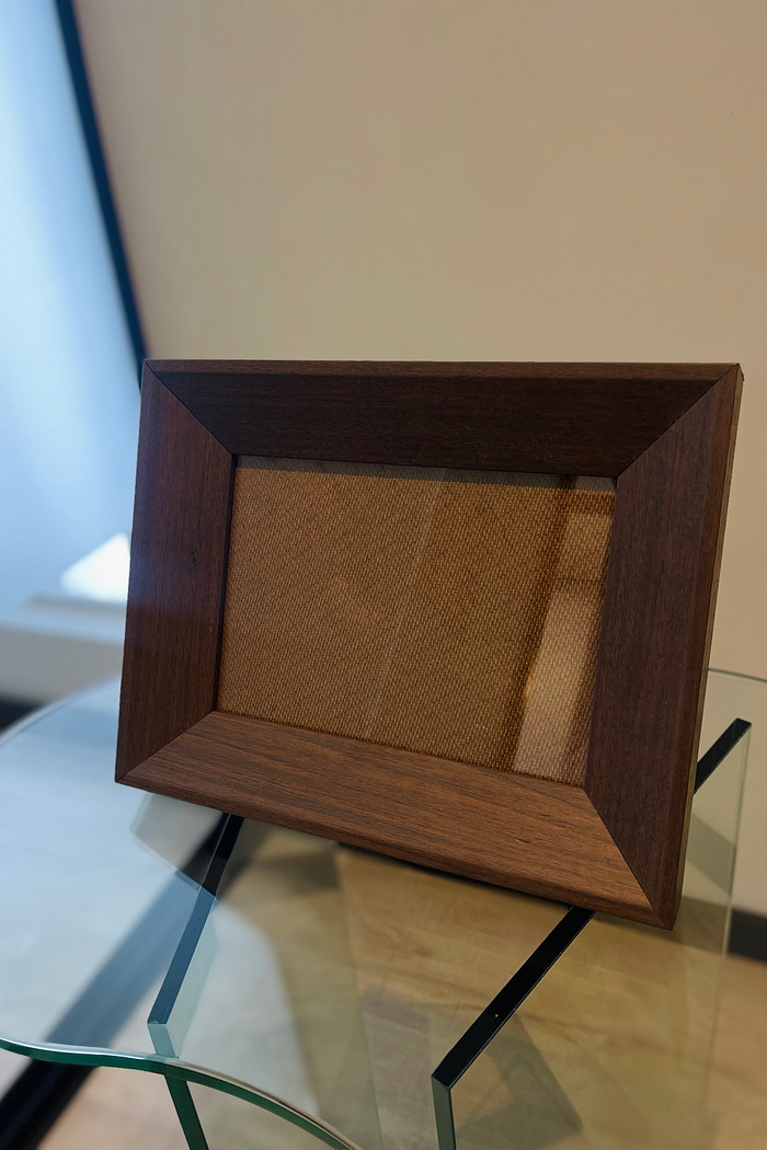 MOLDURA AMADEIRADA MARROM - COM SUPORTE DE APOIO | 28,5cm X 22,5cm | VIDRO 2MM INCLUSO