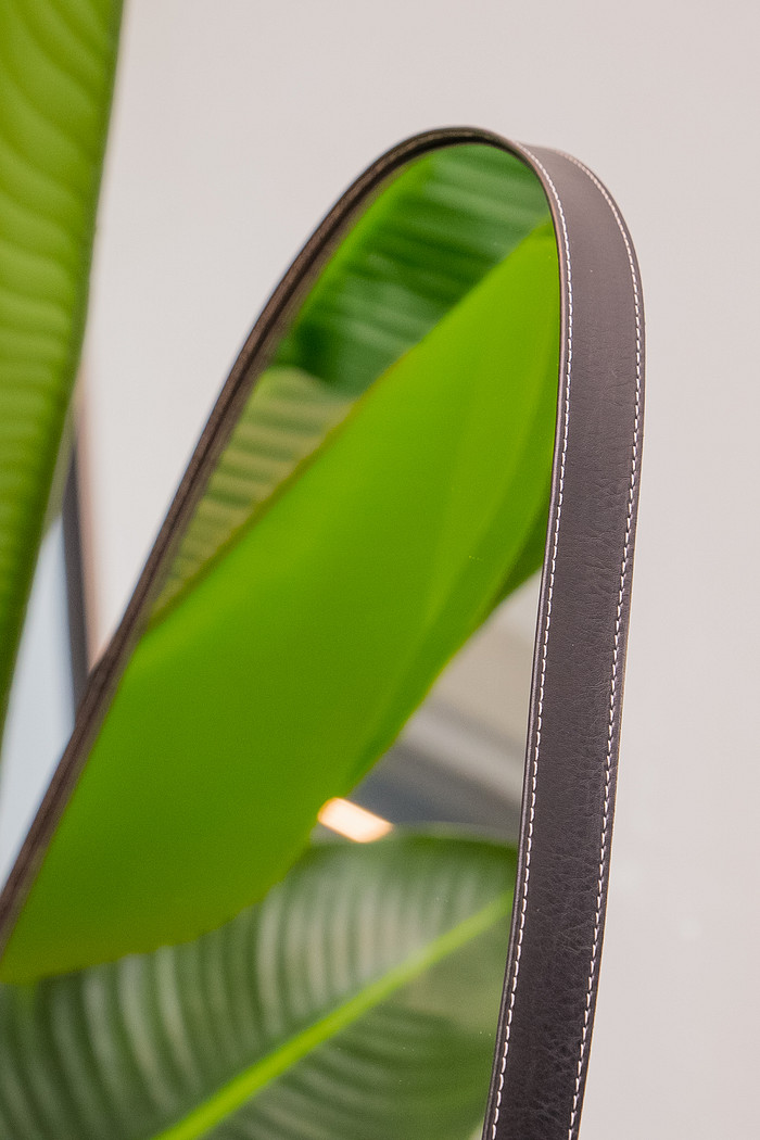 ESPELHO ORGÂNICO VICKY | 1.60X70 | COM APOIO RECLINAVELM - MOLDURA EM TECIDO SINTÉTICO PRETO