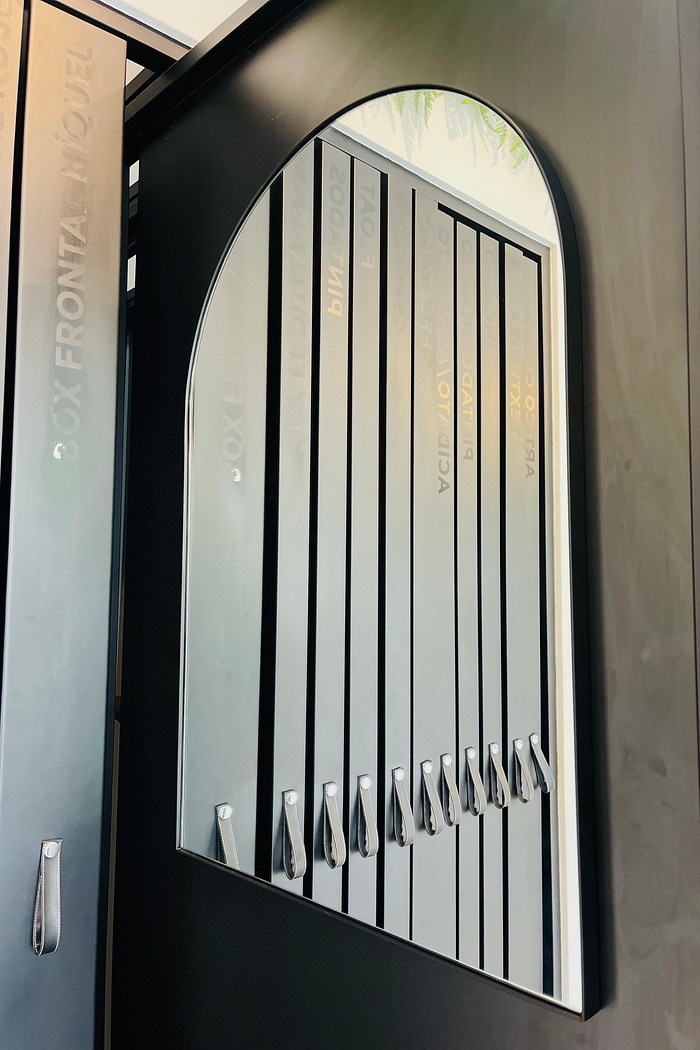 ESPELHO AMÉLIE | OVAL BASE RETA | 880MM X 600MM | COM MOLDURA DE METALON PRETA - SUPORTE MÃO AMIGA