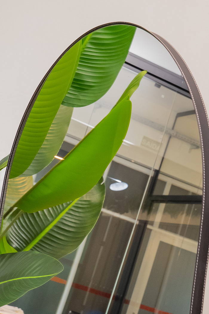 ESPELHO PARIS | 170X70CM|  COM APOIO RECLINAVEL - ESPELHO OVAL BASE RETA - MOLDURA EM TECIDO SINTÉTICO PRETO