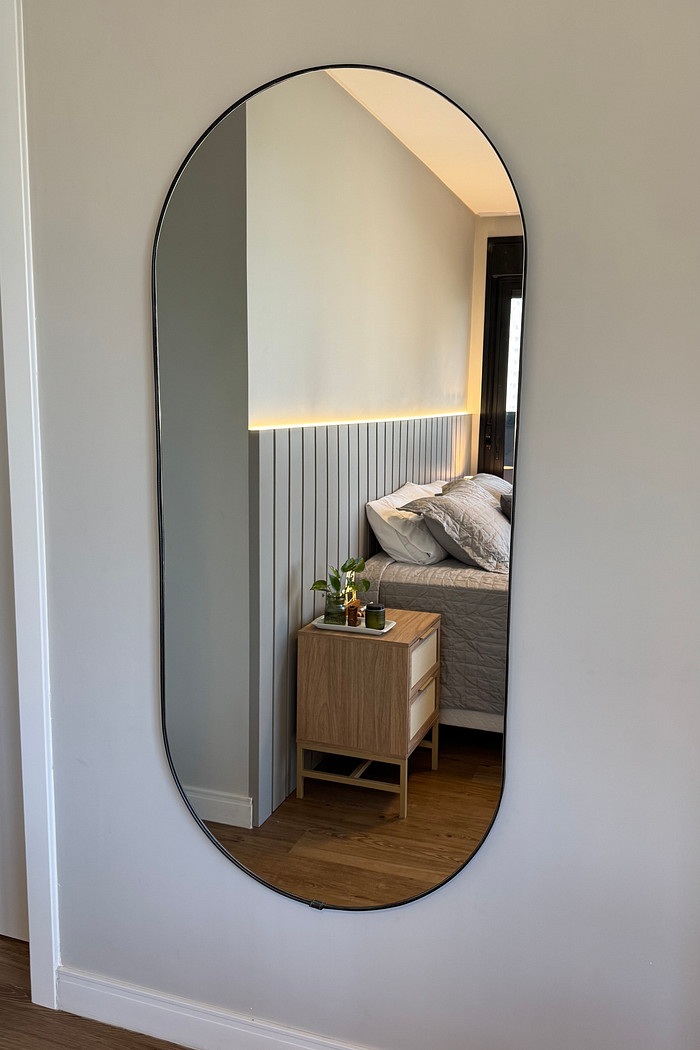 ESPELHO OVAL LUMI | 1550mmX 700mm | COM SUPORTE MÃO AMIGA - MOLDURA EM TECIDO SINTÉTICO PRETO