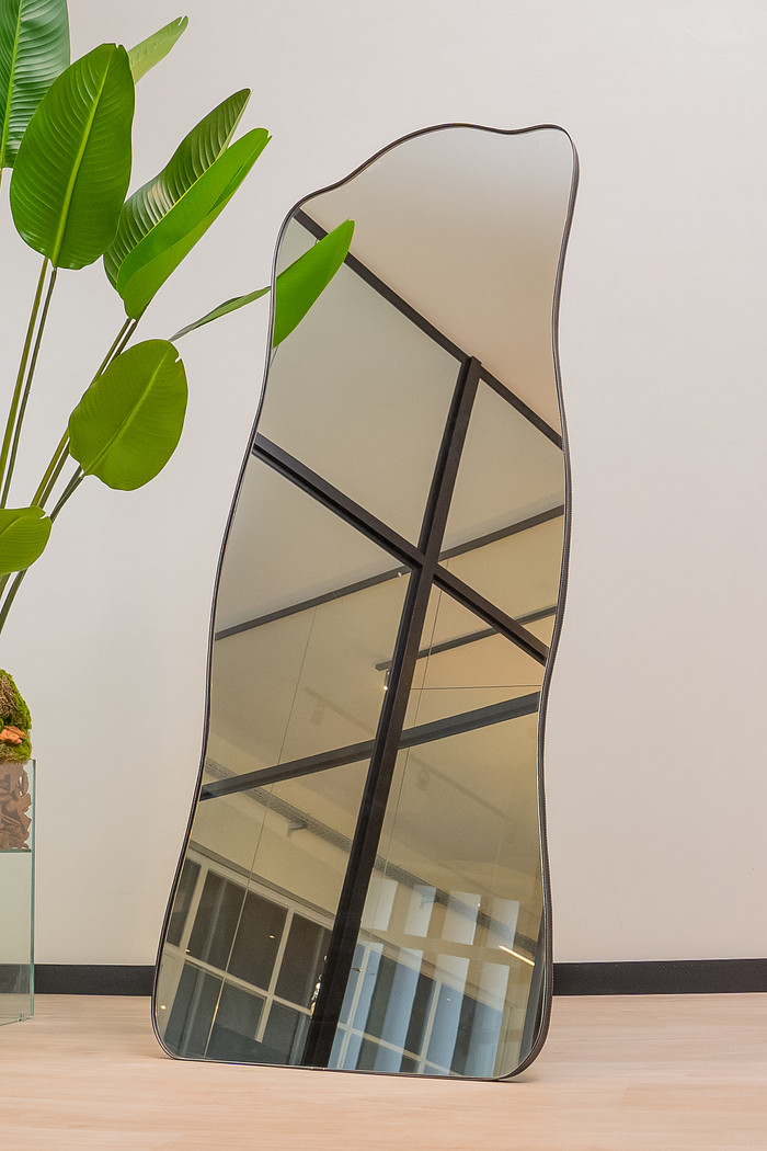 ESPELHO ORGÂNICO NEW YORK | 170X70CM |  COM APOIO RECLINÁVEL - MOLDURA EM TECIDO SINTÉTICO PRETO