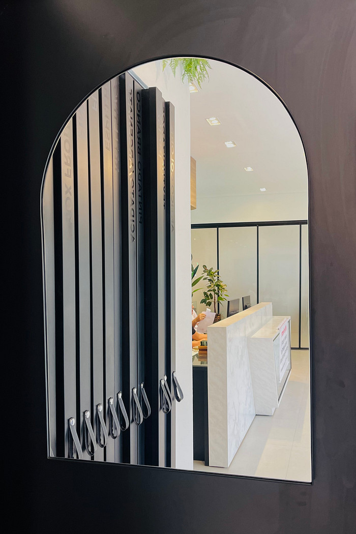 ESPELHO AMÉLIE | OVAL BASE RETA | 880MM X 600MM | COM MOLDURA DE METALON PRETA - SUPORTE MÃO AMIGA