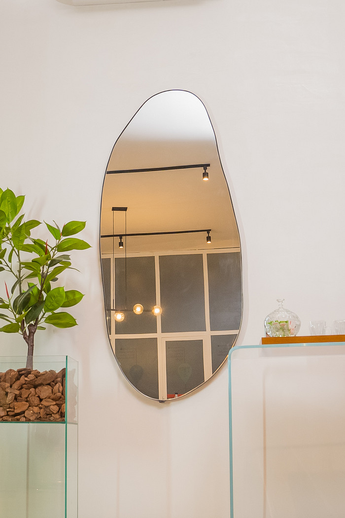 ESPELHO ORGÂNICO ÍSIS | 160x70CM |COM SUPORTE MÃO AMIGA - MOLDURA EM TECIDO SINTÉTICO PRETO