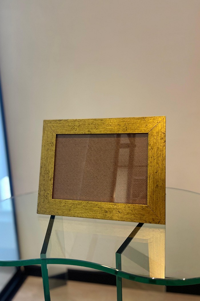 MOLDURA DOURADA ENVELHECIDA - COM SUPORTE DE APOIO | 26,5cm X 20,5cm | VIDRO 2MM INCLUSO