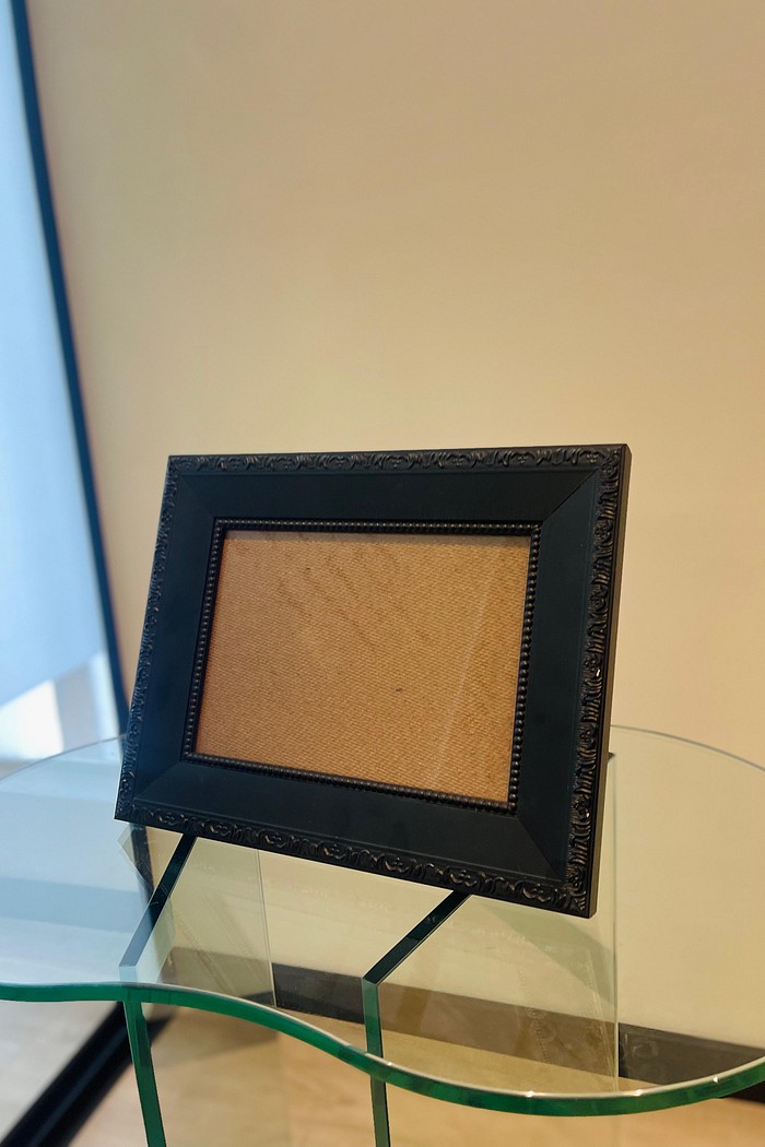 MOLDURA PRETA - COM DETALHES EM RELEVO - COM SUPORTE DE APOIO | 29,5 x 23,5cm | VIDRO 2MM INCLUSO