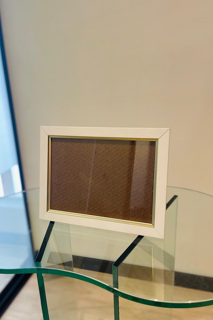 MOLDURA BRANCA COM DETALHE DOURADO - COM SUPORTE DE APOIO | 24,5cm X 18,5cm | VIDRO 2MM INCLUSO