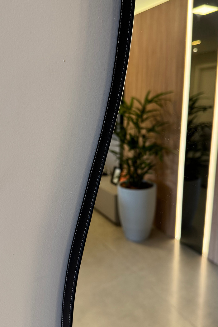 ESPELHO ORGÂNICO ECLIPSE | 1500mmX620mm | COM SUPORTE MÃO AMIGA - MOLDURA EM TECIDO SINTÉTICO PRETO