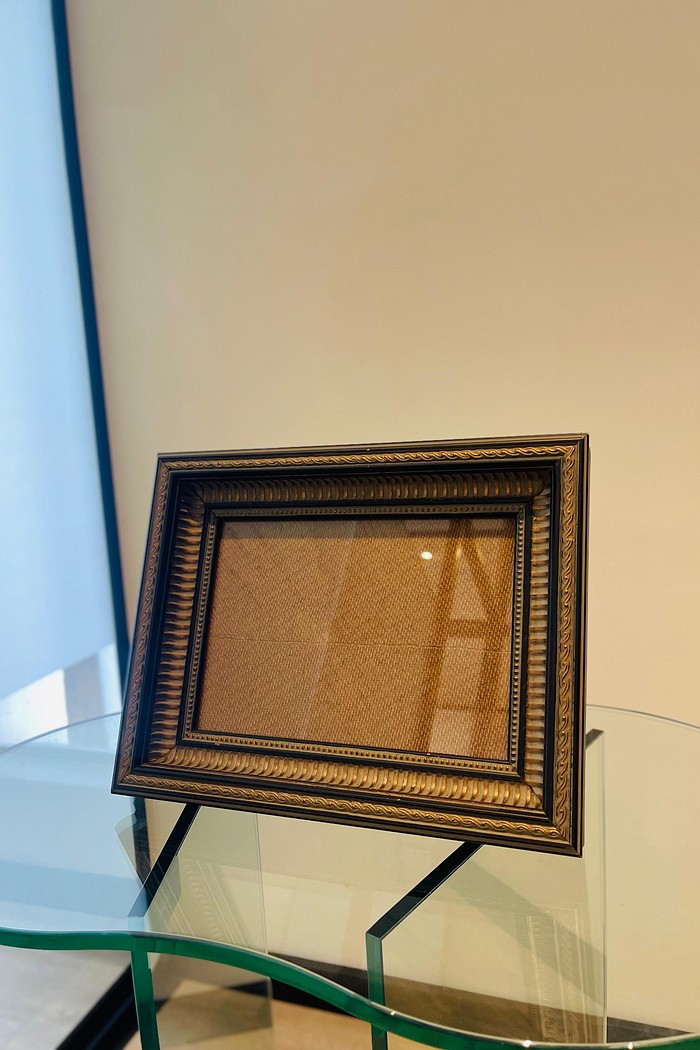 MOLDURA BRONZE ENVELHECIDO - COM SUPORTE DE APOIO | 28,3cm X 22cm | COM ACABAMENTOS EM RELEVO - VIDRO 2MM INCLUSO