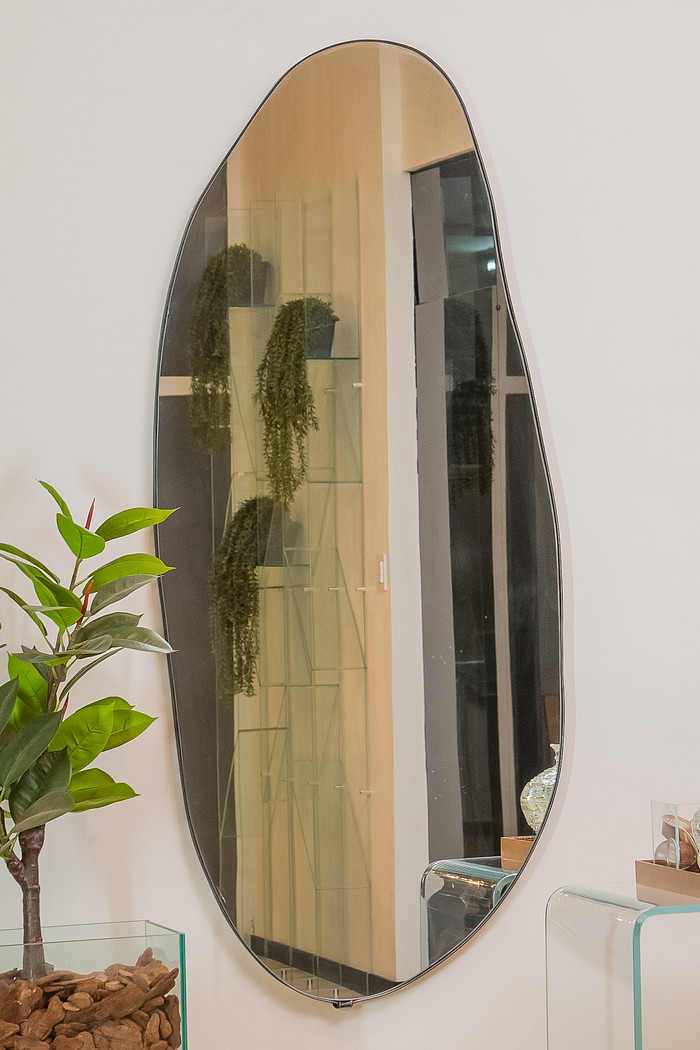 ESPELHO ORGÂNICO ÍSIS | 160x70CM |COM SUPORTE MÃO AMIGA - MOLDURA EM TECIDO SINTÉTICO PRETO