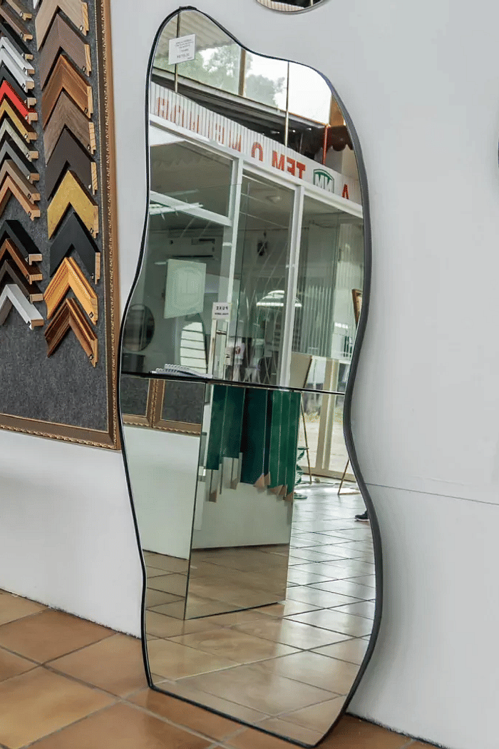 ESPELHO ORGÂNICO JÉSSICA | 170X70CM | COM APOIO RECLINÁVEL -  MOLDURA EM TECIDO SINTÉTICO PRETO