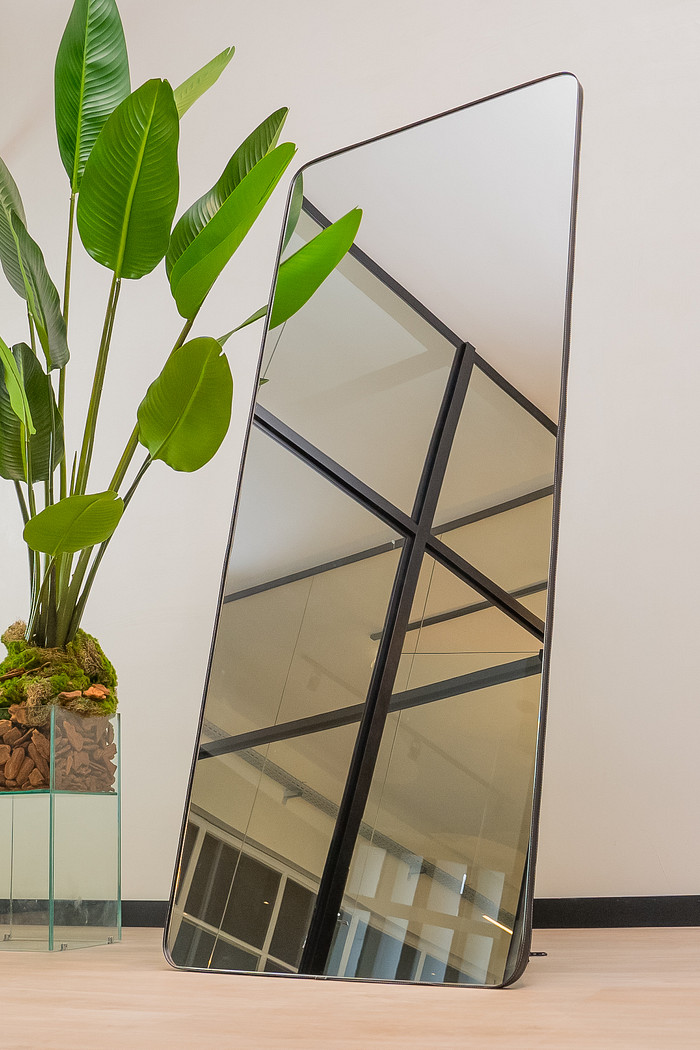 ESPELHO TOKYO | 170X70CM | COM APOIO RECLINAVEL - MOLDURA EM TECIDO SINTETICO PRETO