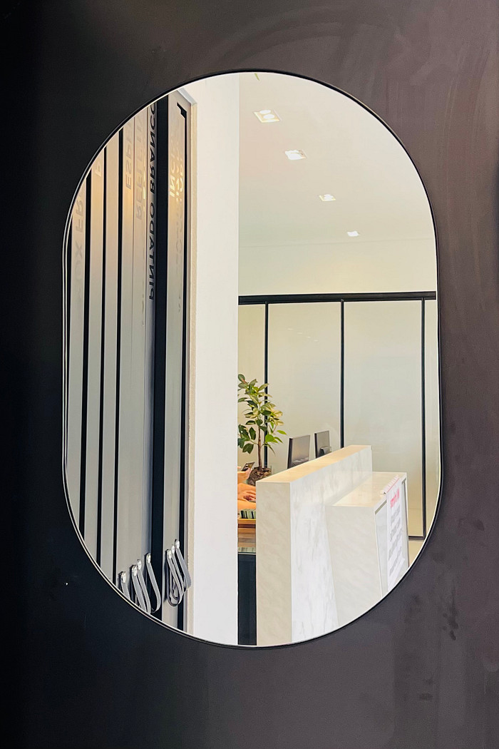 ESPELHO OVAL CECÍLIA | 890MM X 600MM | COM MOLDURA DE METALON PRETA - SUPORTE MÃO AMIGA