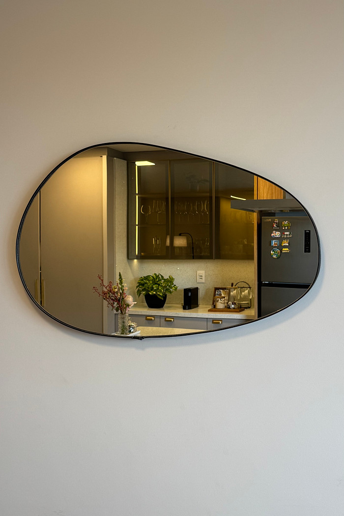 ESPELHO ORGÂNICO BRIO | 800mmX500mm | COM SUPORTE MÃO AMIGA - MOLDURA DE TECIDO SINTÉTICO PRETO