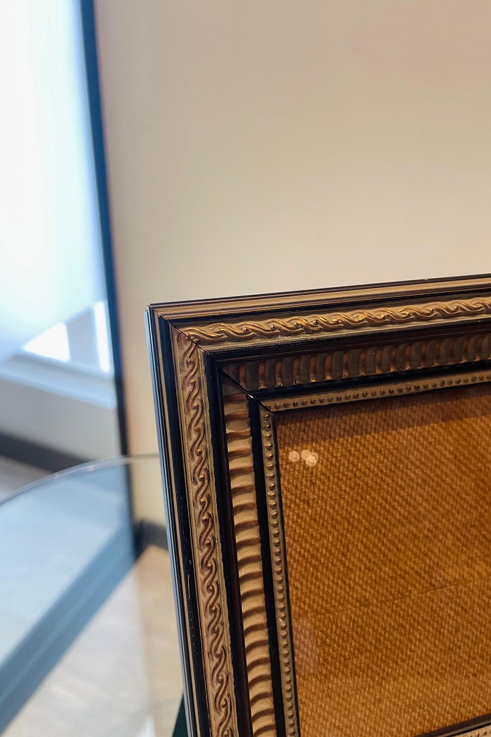 MOLDURA BRONZE ENVELHECIDO - COM SUPORTE DE APOIO | 28,3cm X 22cm | COM ACABAMENTOS EM RELEVO - VIDRO 2MM INCLUSO