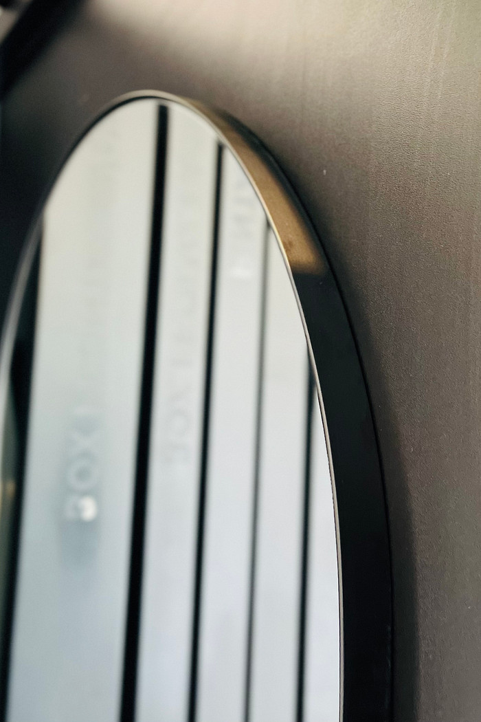 ESPELHO OVAL CECÍLIA | 890MM X 600MM | COM MOLDURA DE METALON PRETA - SUPORTE MÃO AMIGA