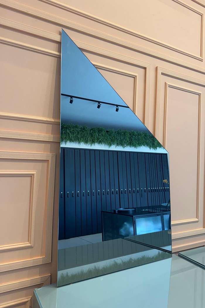 ESPELHO BRONZE 4MM | 67 X 114CM | JÁ ACOMPANHA 4 BOTÕES FRANCESES - COM PEQUENAS AVARIAS