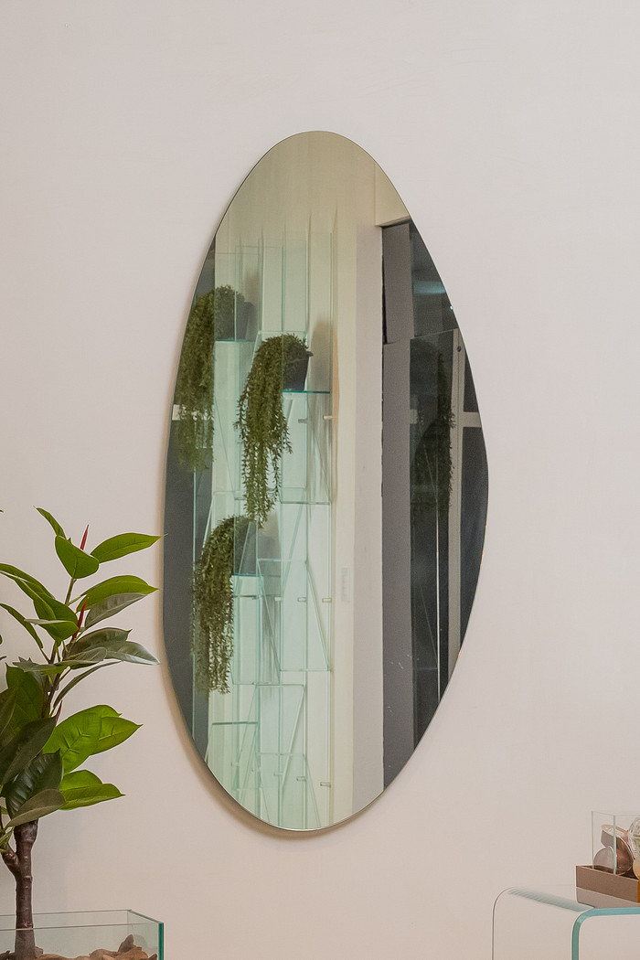 ESPELHO ORGÂNICO  NAYARA | 1.35X60CM | COM SUPORTE MÃO AMIGA