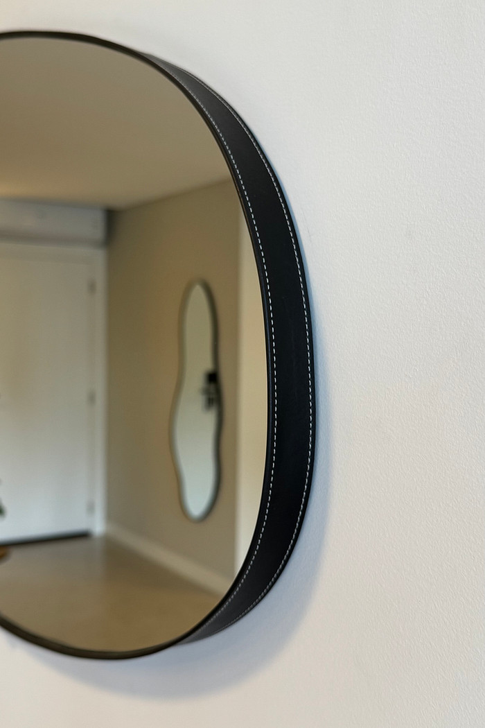 ESPELHO ORGÂNICO BRIO | 800mmX500mm | COM SUPORTE MÃO AMIGA - MOLDURA DE TECIDO SINTÉTICO PRETO