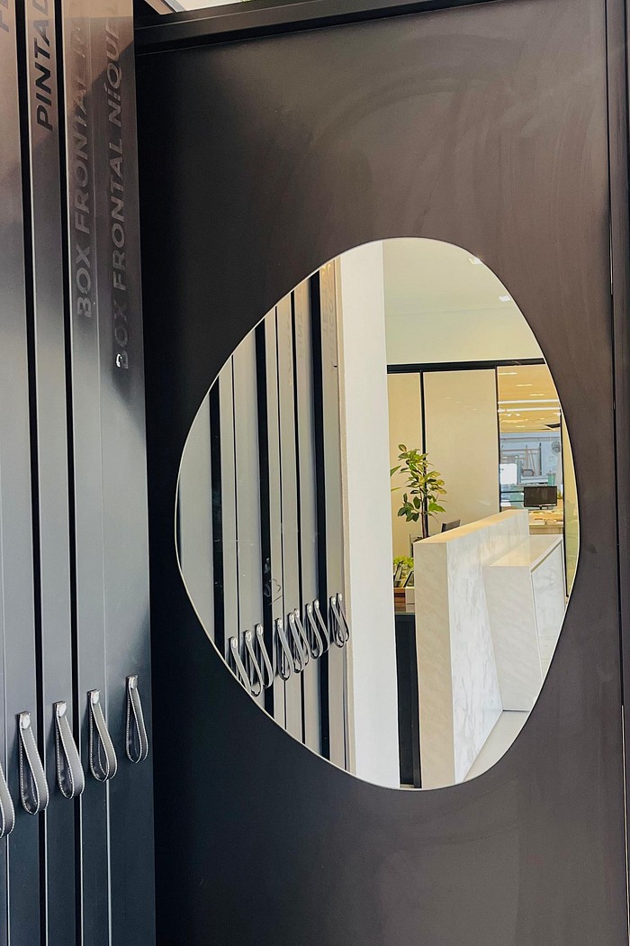 ESPELHO ORGÂNICO BETINA | 700mmX900mm | COM SUPORTE MÃO AMIGA - ESPELHO LAPIDADO