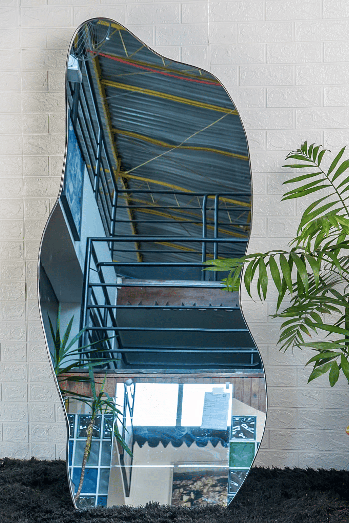 ESPELHO ORGÂNICO JÉSSICA | 170X70CM | COM APOIO RECLINÁVEL -  MOLDURA EM TECIDO SINTÉTICO PRETO