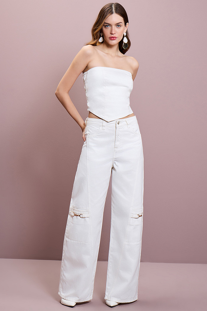 CALÇA SARJA WIDE LEG COM DETALHE METAL