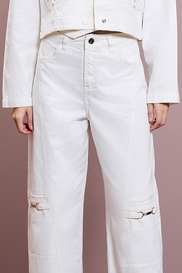 CALÇA SARJA WIDE LEG COM DETALHE METAL