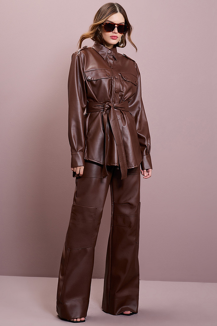 CALÇA LEATHER FAKE RETA COM BOLSOS