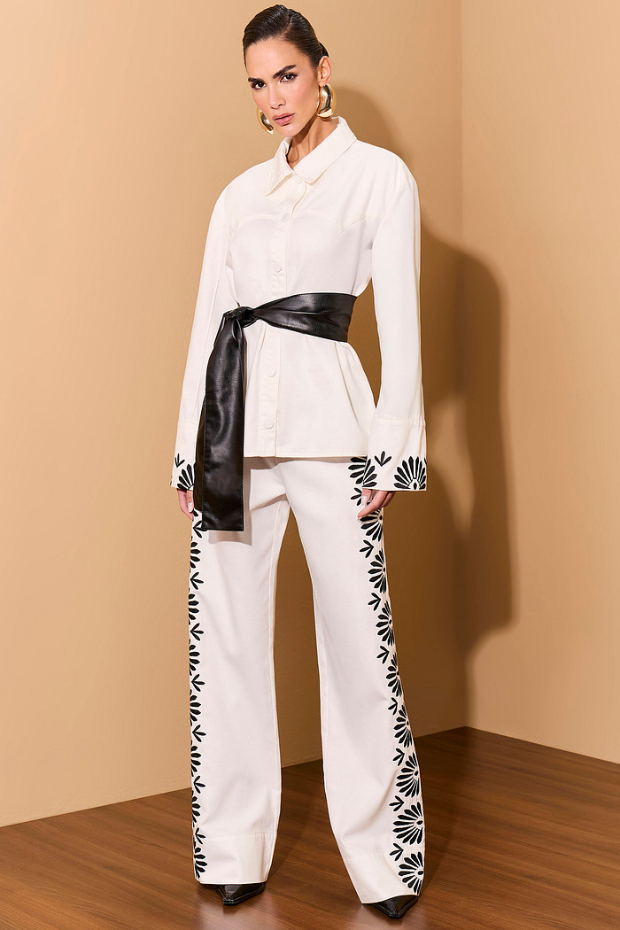 CALÇA SARJA COM BORDADOS