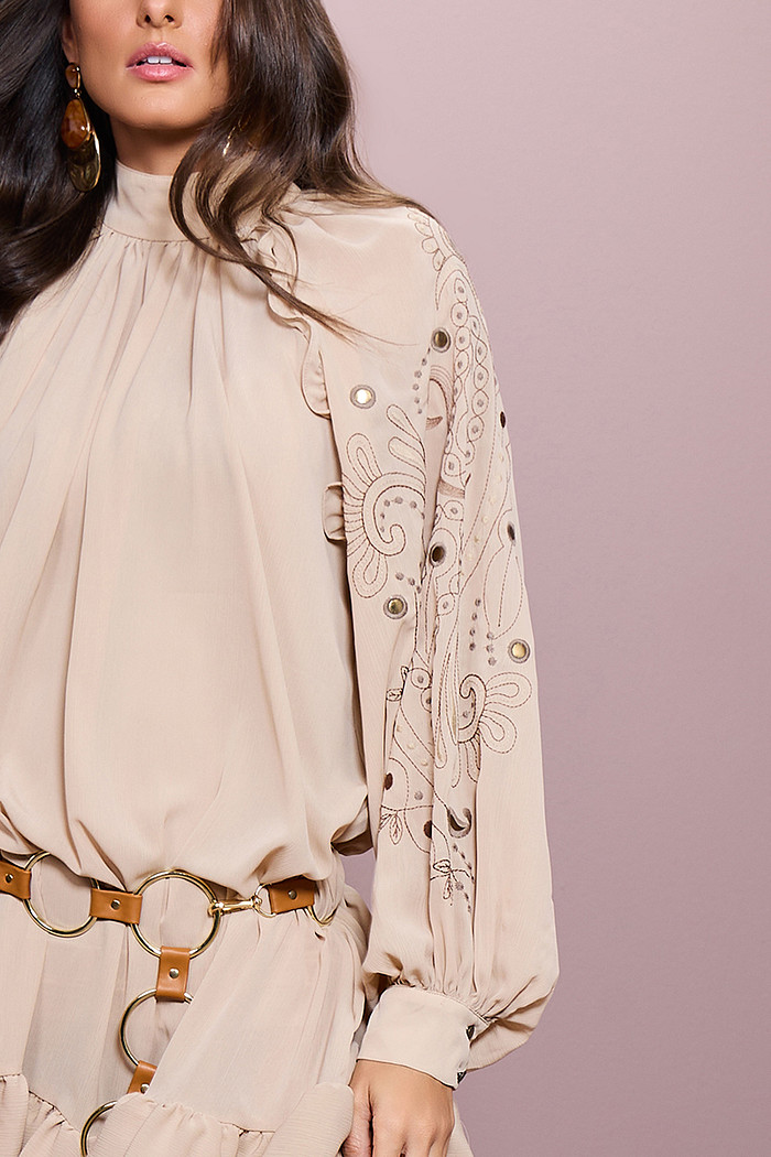 VESTIDO CURTO GOLA ALTA COM BORDADO MANGAS