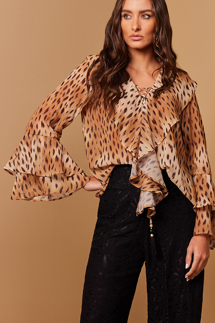 BATA ESTAMPADA COM BABADOS E PONTEIRAS