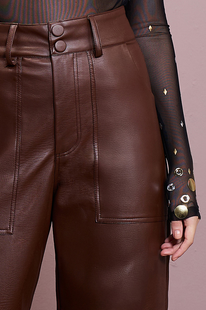 CALÇA LEATHER FAKE RETA COM BOLSOS