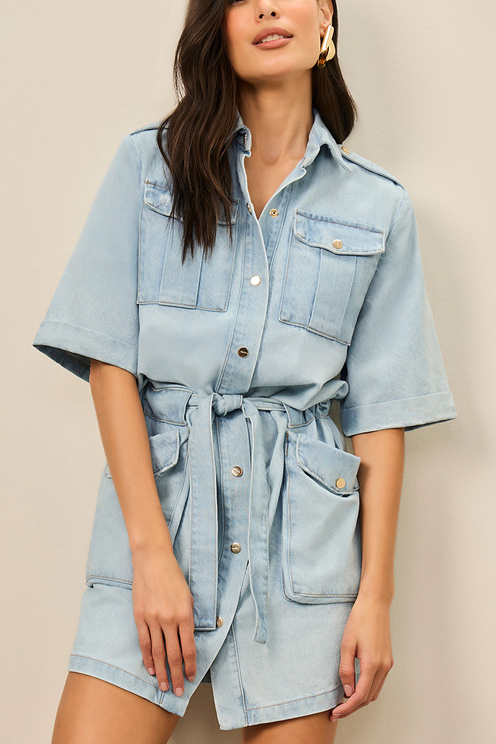 VESTIDO JEANS CURTO COM BOLSOS E FAIXA