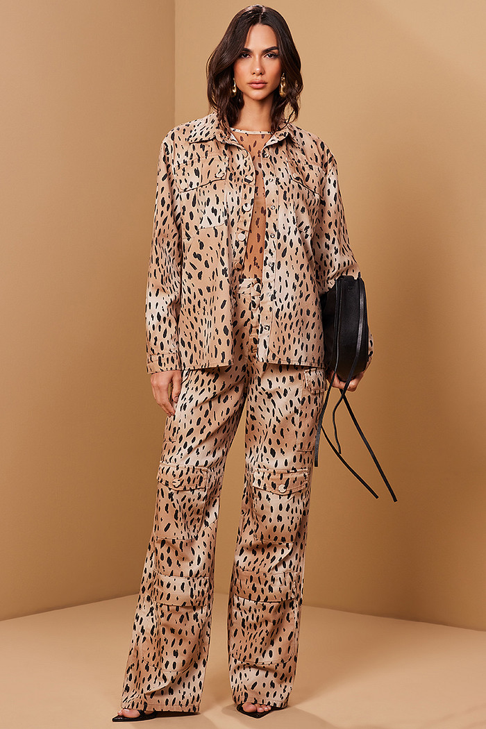 CALÇA RETA SARJA ESTAMPADA COM BOLSOS CARGO