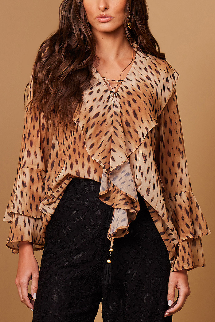 BATA ESTAMPADA COM BABADOS E PONTEIRAS